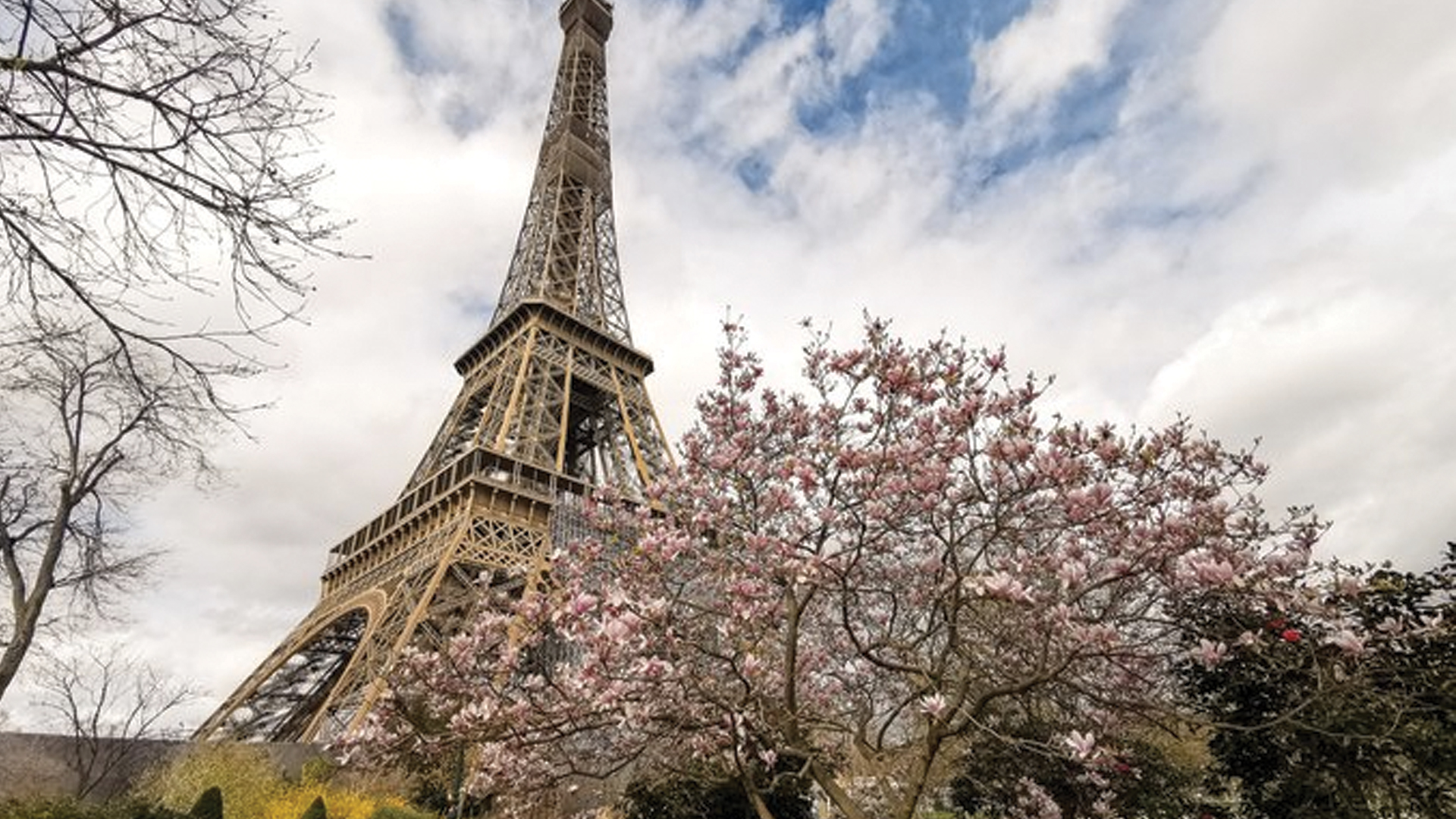 La torre Eiffel, Louvre y Versalles cierran por pandemia de COVID-19