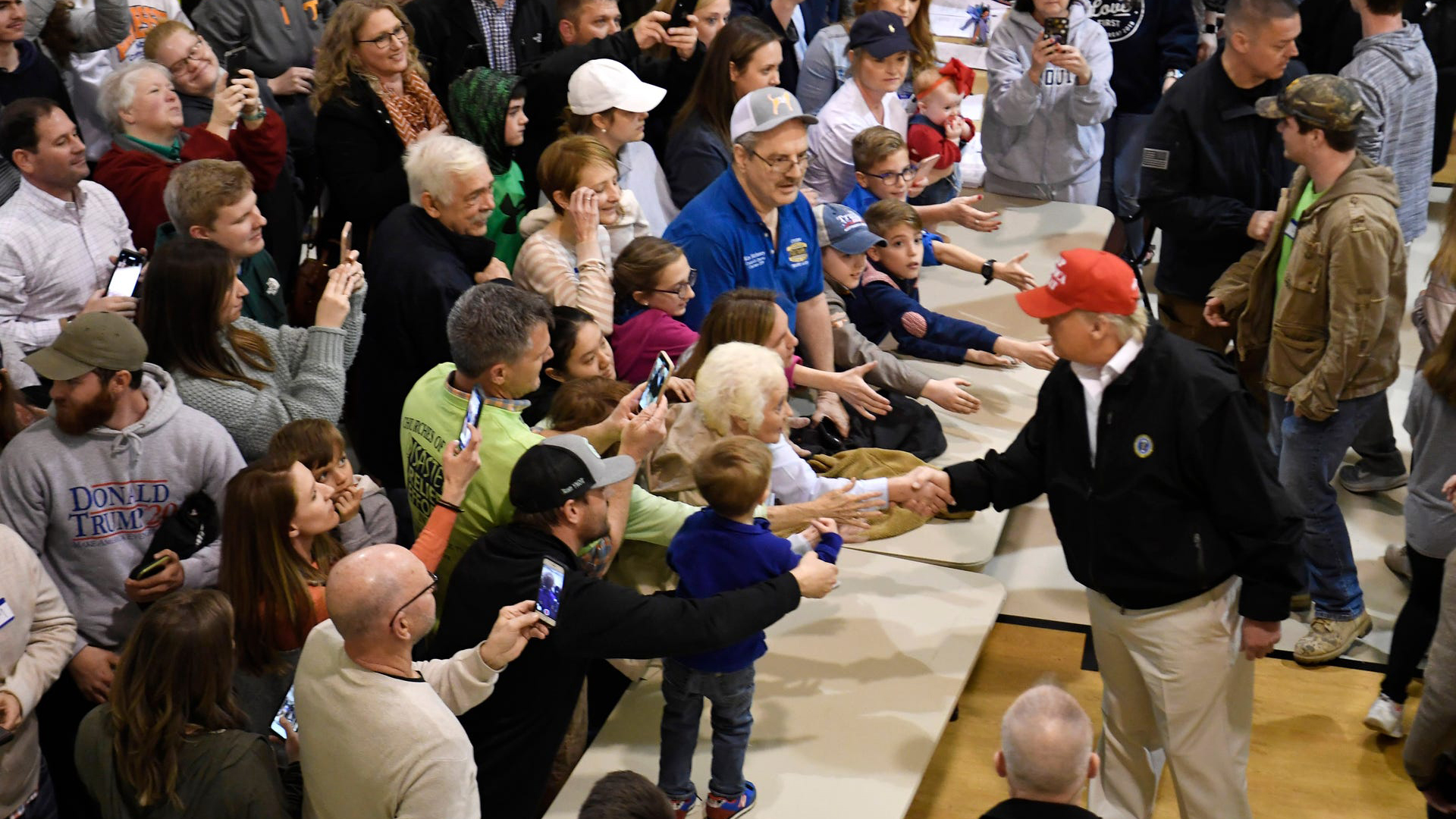 Trump recorre zona afectada por tornado en Tennessee - trump-con-damnificados-por-tornado