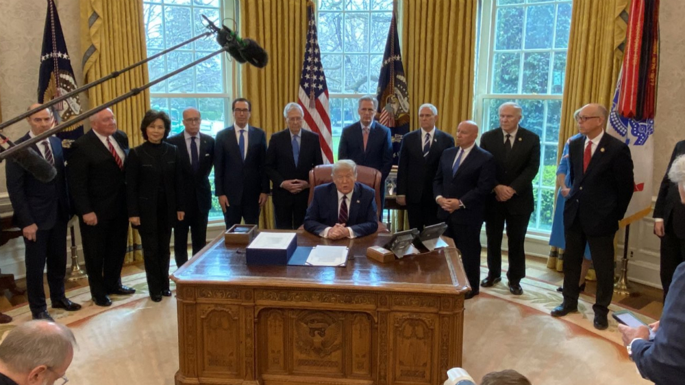 Trump firma histórico paquete de ayuda ante emergencia por COVID-19