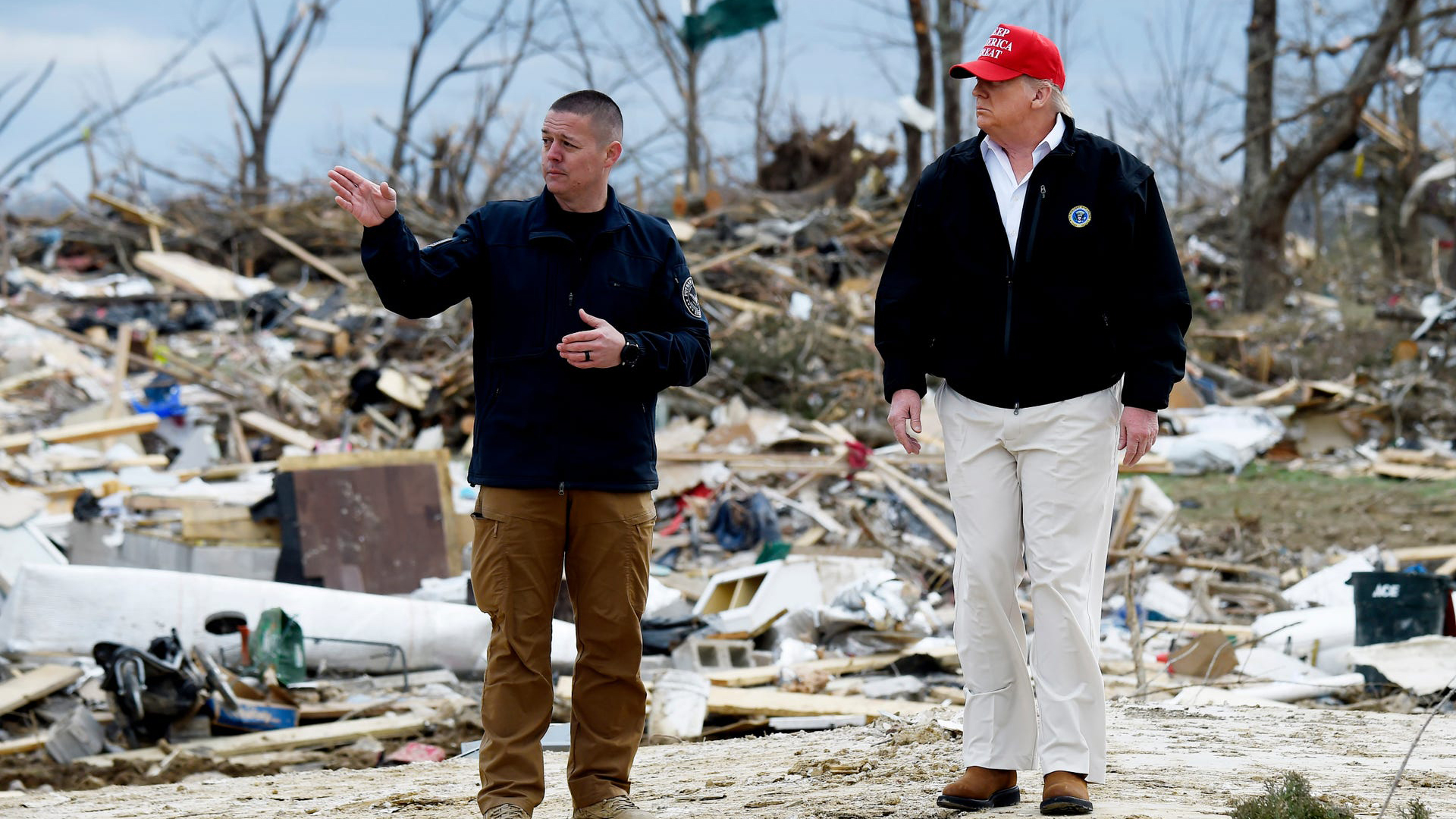 Trump recorre zona afectada por tornado en Tennessee