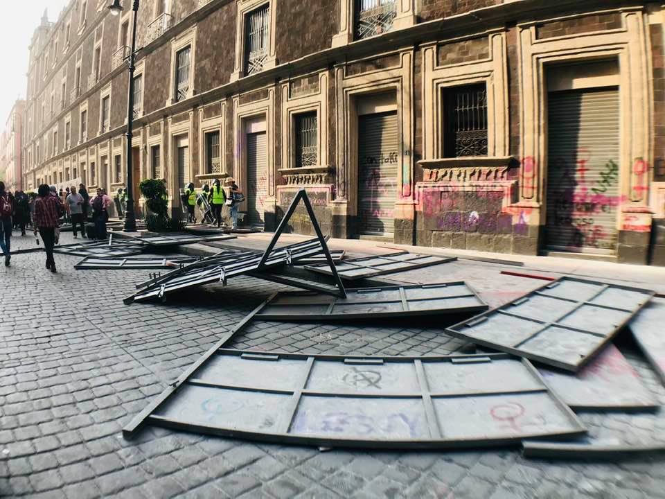 Mujeres toman la Ciudad de México para exigir fin a la violencia machista - vallas-monte-de-piedad