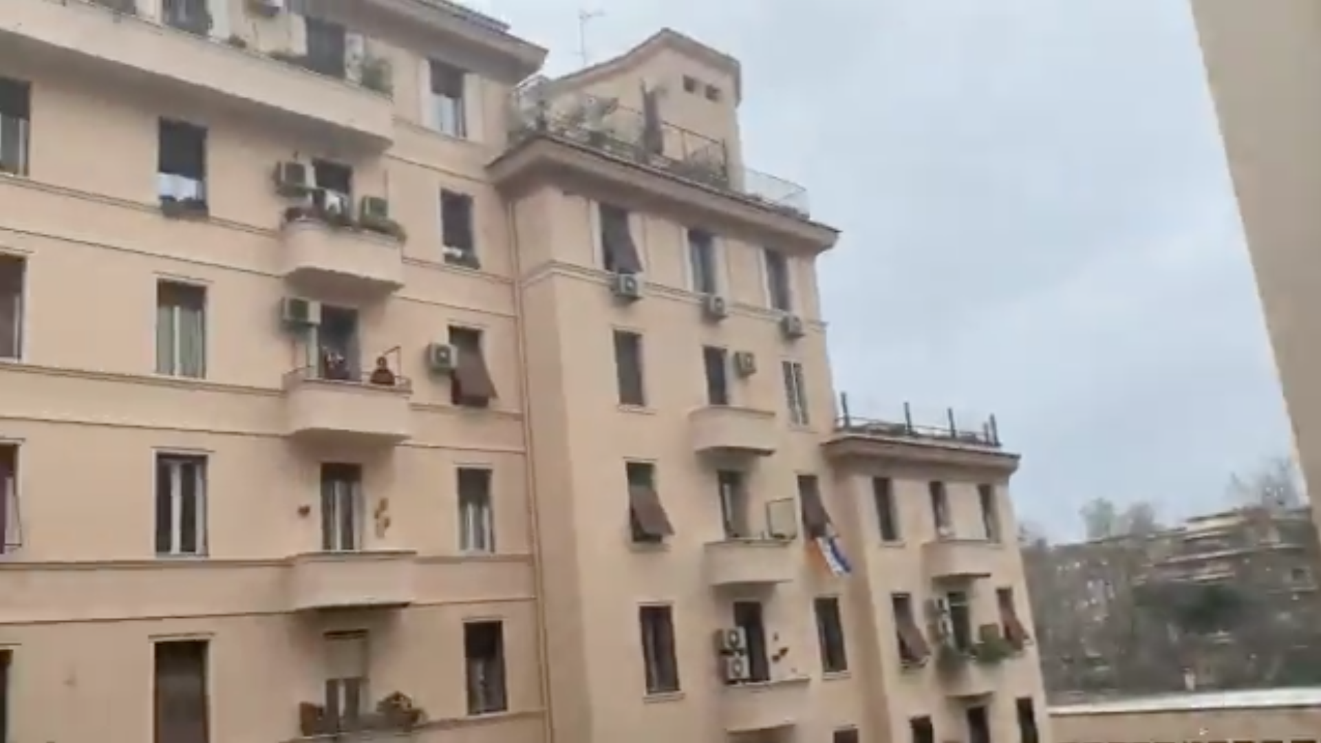 #Video Italia aplaude desde balcones a médicos que combaten el COVID-19 #Video Italia aplaude desde balcones a médicos que combaten el COVID-19
