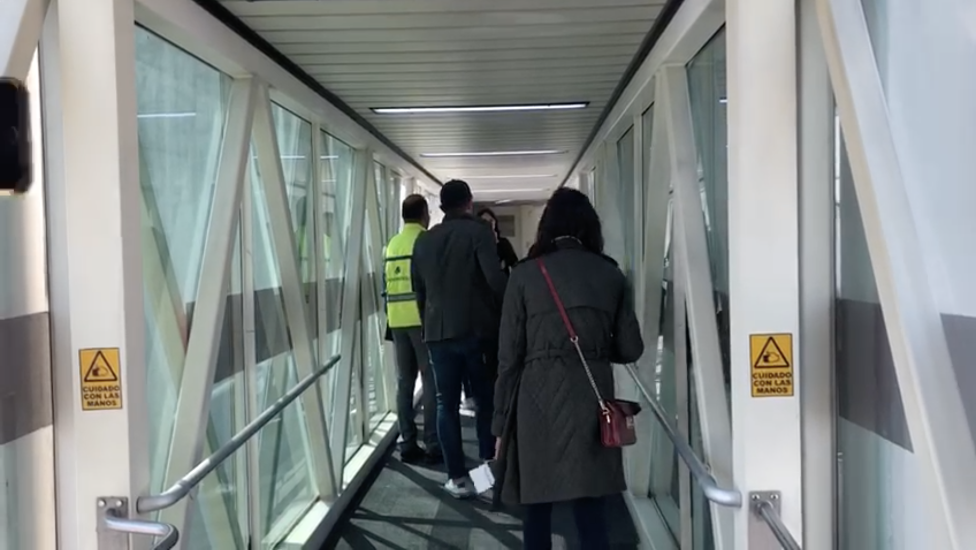 #Video Por temor, tres pasajeros intentaron abandonar avión en el que viajó AMLO a Hermosillo