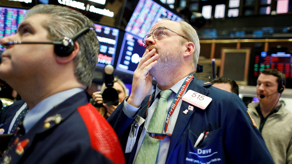 Wall Street continúa en picada por petróleo y COVID-19; Dow Jones baja un 6 por ciento