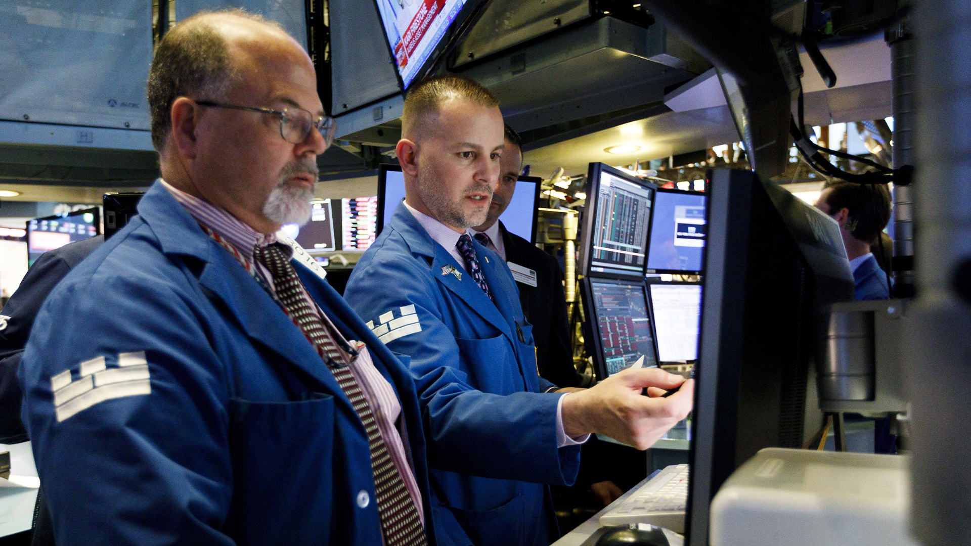 Wall Street vuelve a hundirse por el coronavirus; Dow Jones pierde 5.85 %