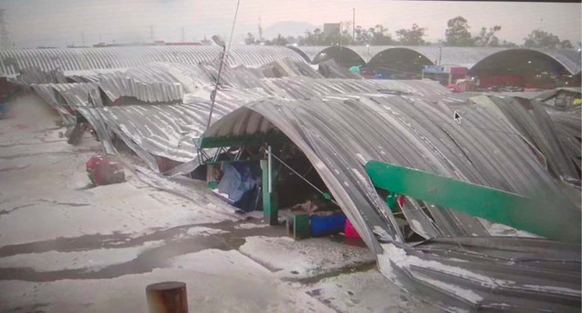 Se desploma techo de nave de hortalizas en la Central de Abasto de CDMX