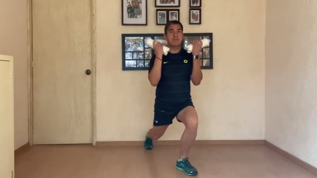 Entrenamiento en casa: botellas de agua como mancuernas