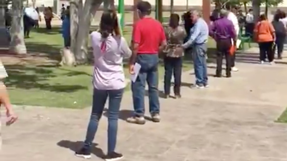 En plena crisis del COVID-19, obligan a adultos mayores en Sonora a ir por apoyos en plazas públicas