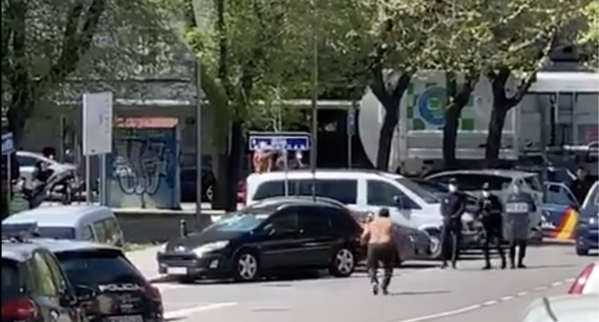 Presunto enfermo con COVID-19 amenaza con espadas a la policía de Madrid