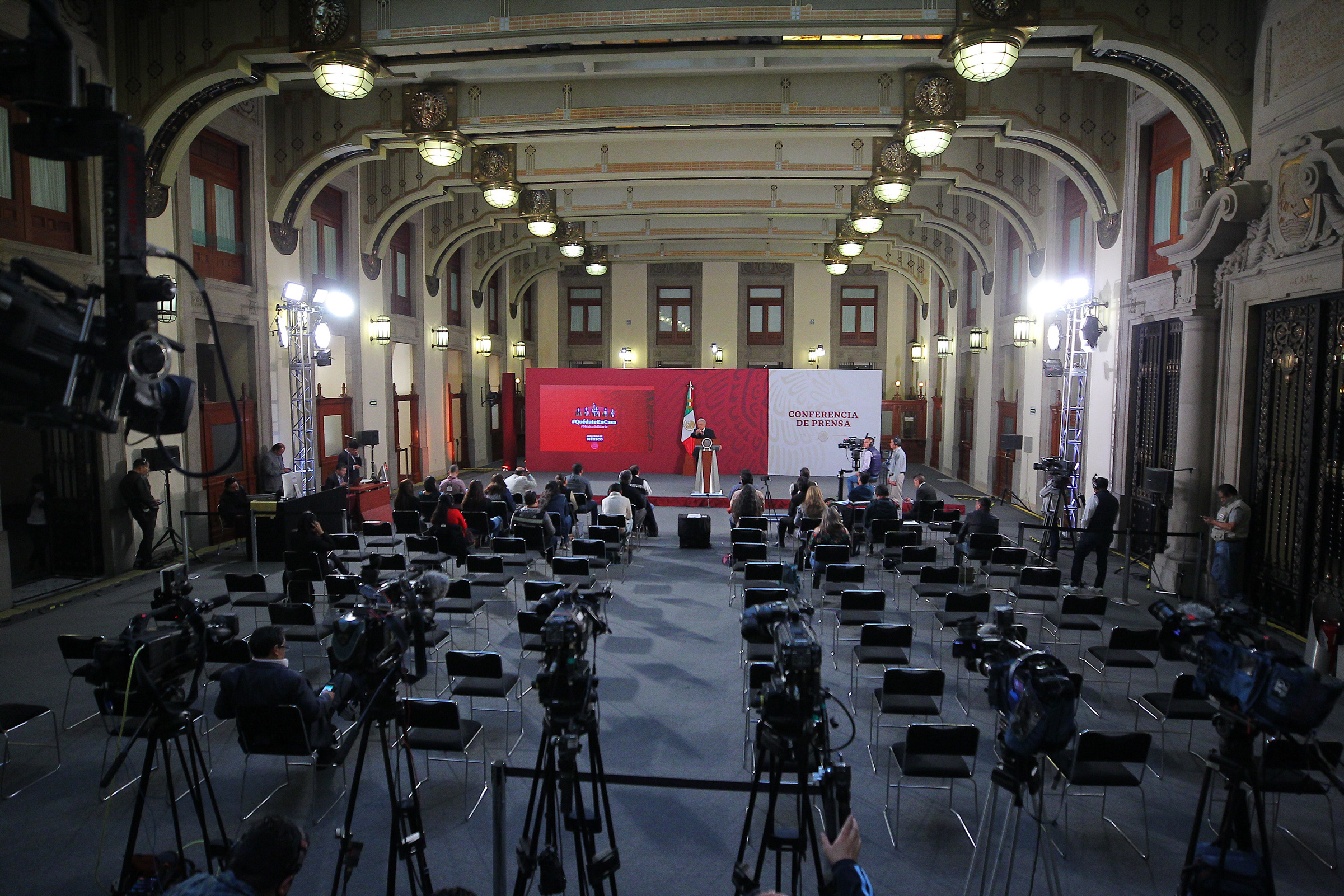 “No nos va a vencer el coronavirus”, asegura López Obrador; conferencia matutina (06-04-2020)
