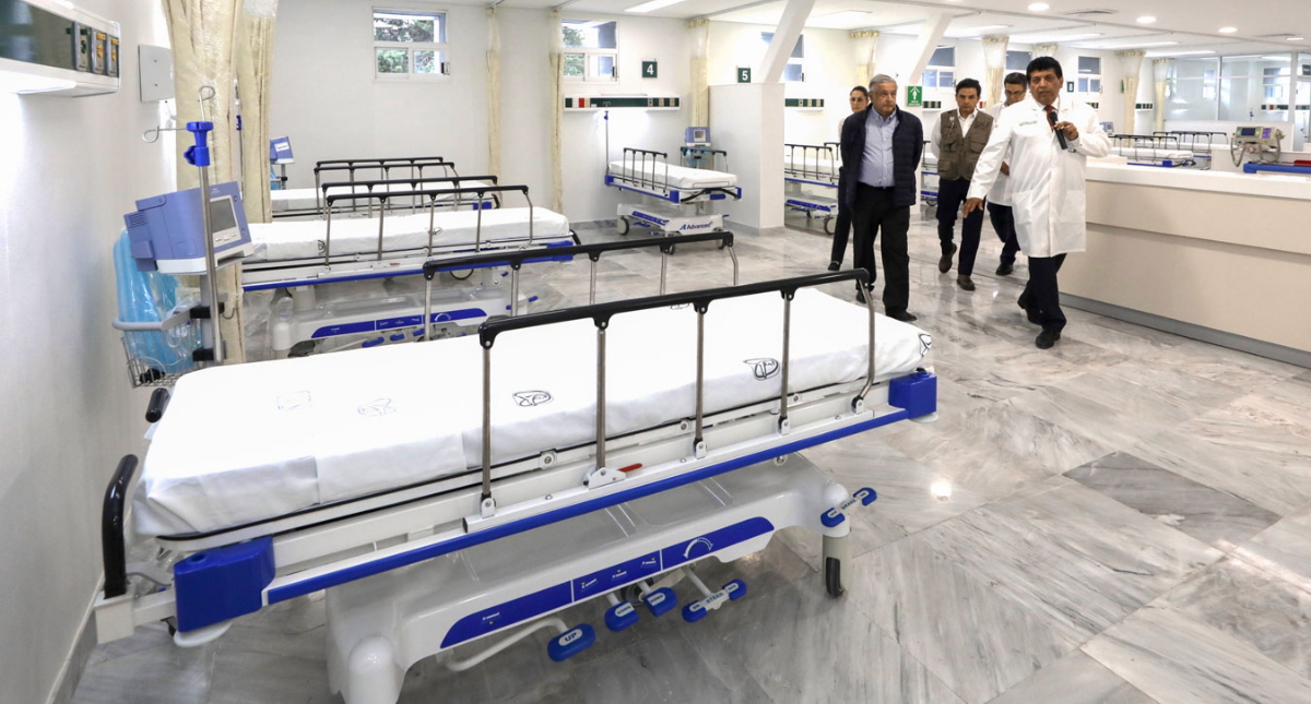 López Obrador visita hospital del IMSS en Villa Coapa para atender COVID-19