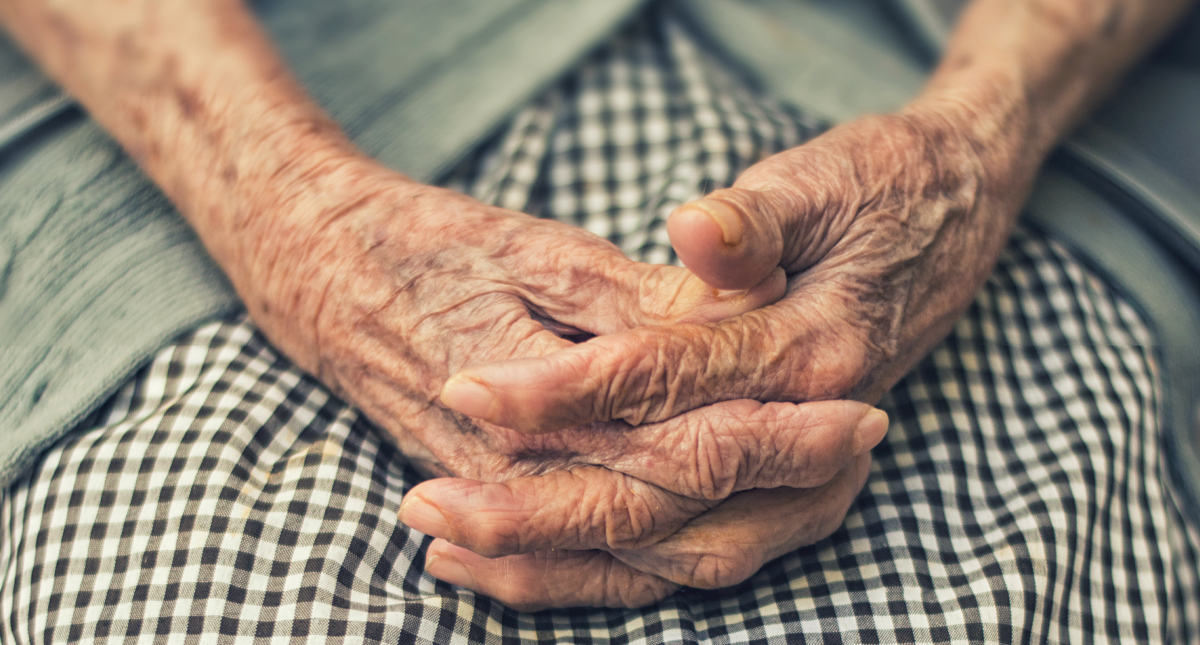 Dan de alta a mujer belga de 103 años tras recuperarse de COVID-19