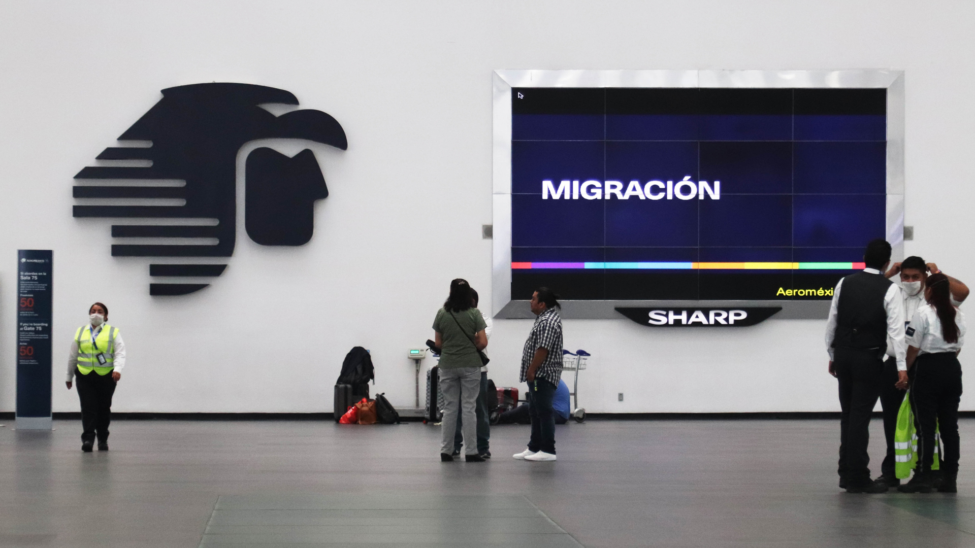 Despega último vuelo de Aeroméxico a Madrid de todo abril - area-de-migracion-de-aeromexico-en-aicm