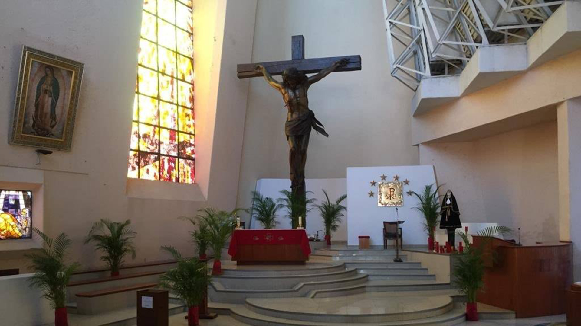 Bendición especial con el Santísimo Sacramento a todo personal que atiende COVID-19 (En Vivo)