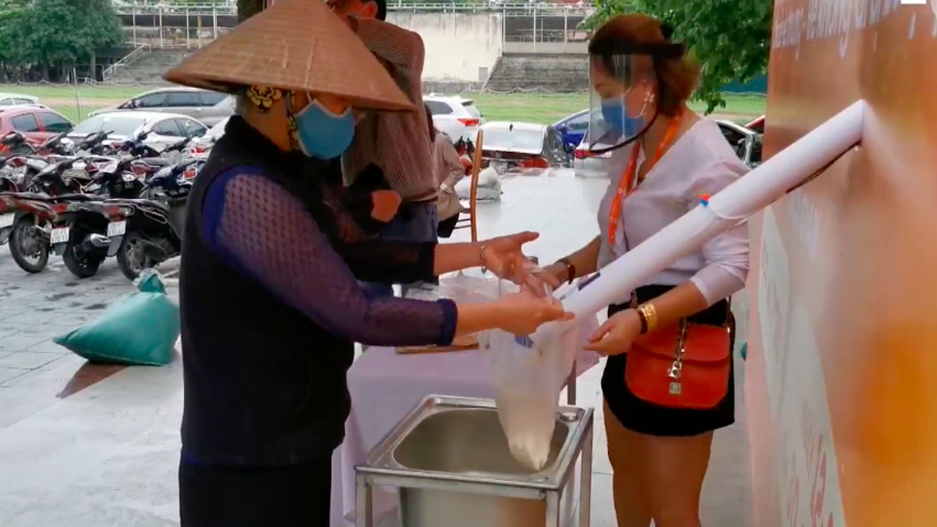 “Cajeros automáticos” de arroz gratuito para la crisis de COVID-19 en Vietnam