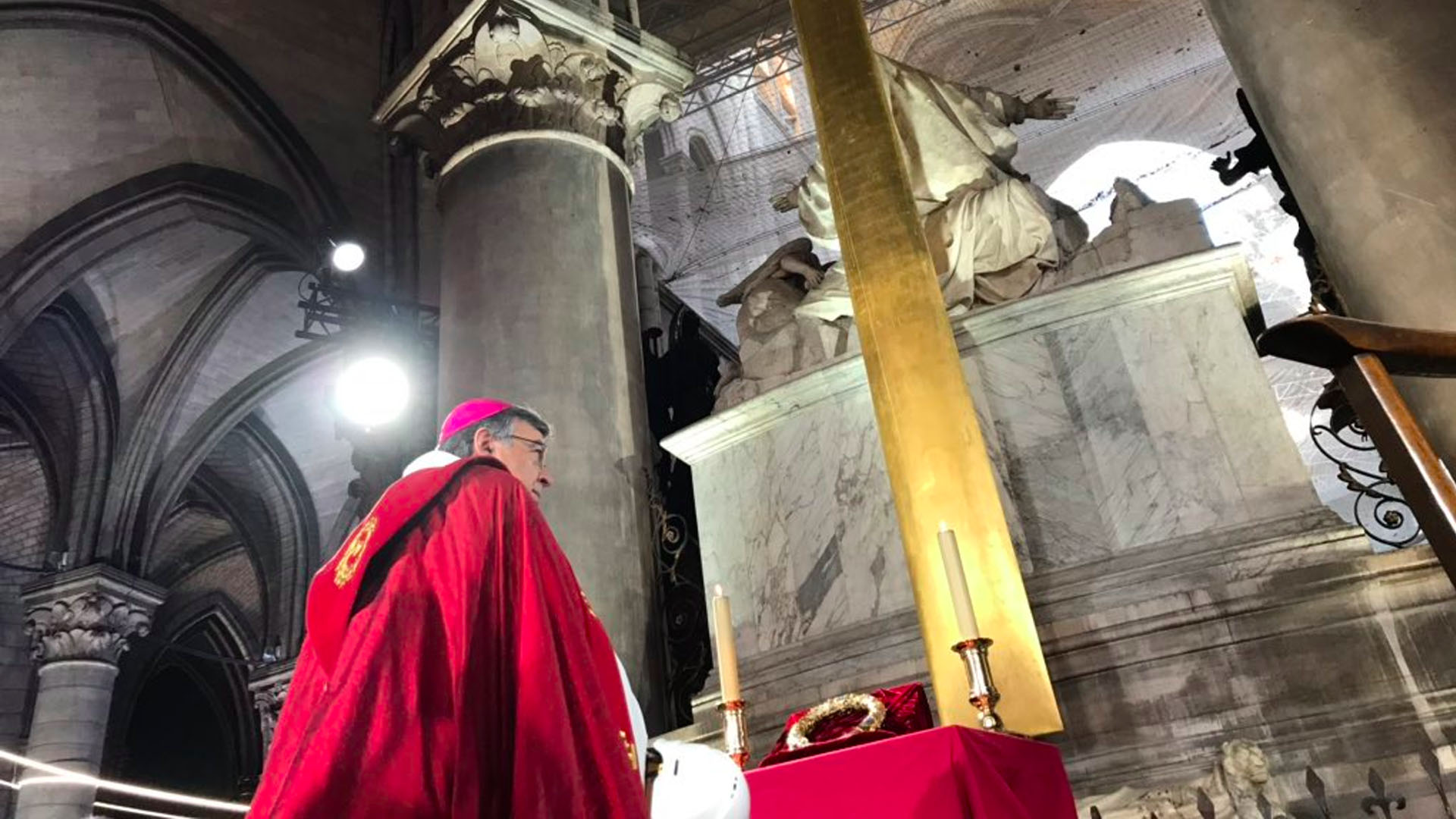 Arzobispo reza en catedral de Notre-Dame por Viernes Santo