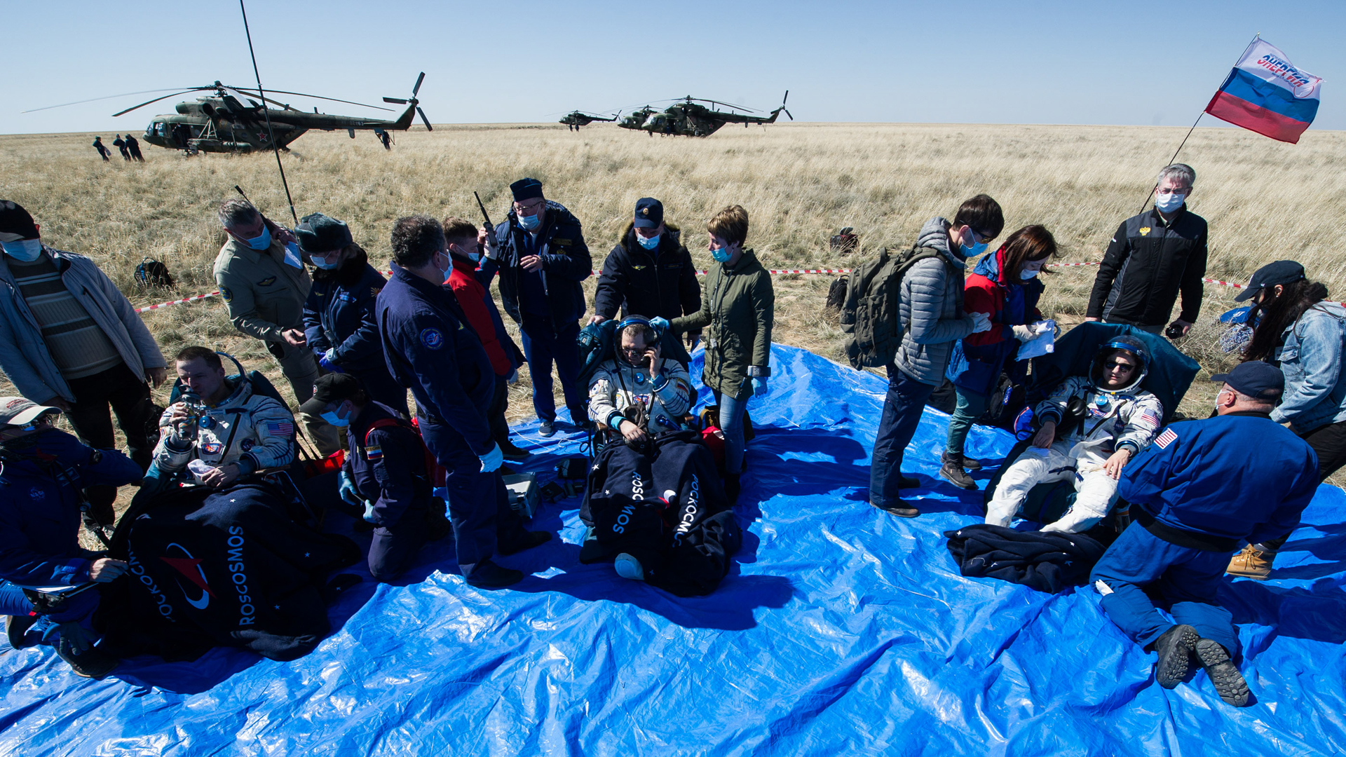 Regresan a la Tierra tres astronautas entre estrictas medidas por coronavirus