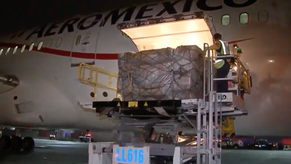 Llega a México avión con insumos médicos para enfrentar COVID-19