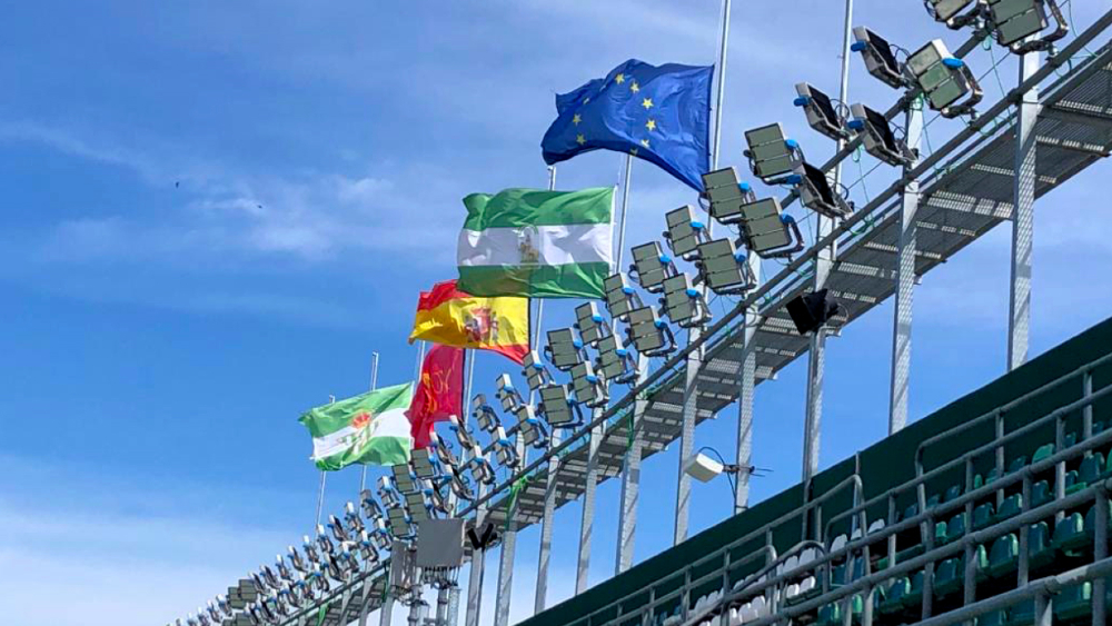 Estadio de Betis con banderas a media asta por muertos del COVID-19