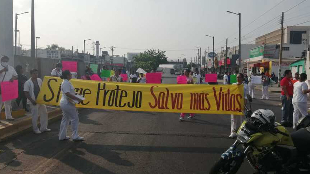 Médicos del IMSS en Veracruz protestan por falta de equipo contra COVID-19
