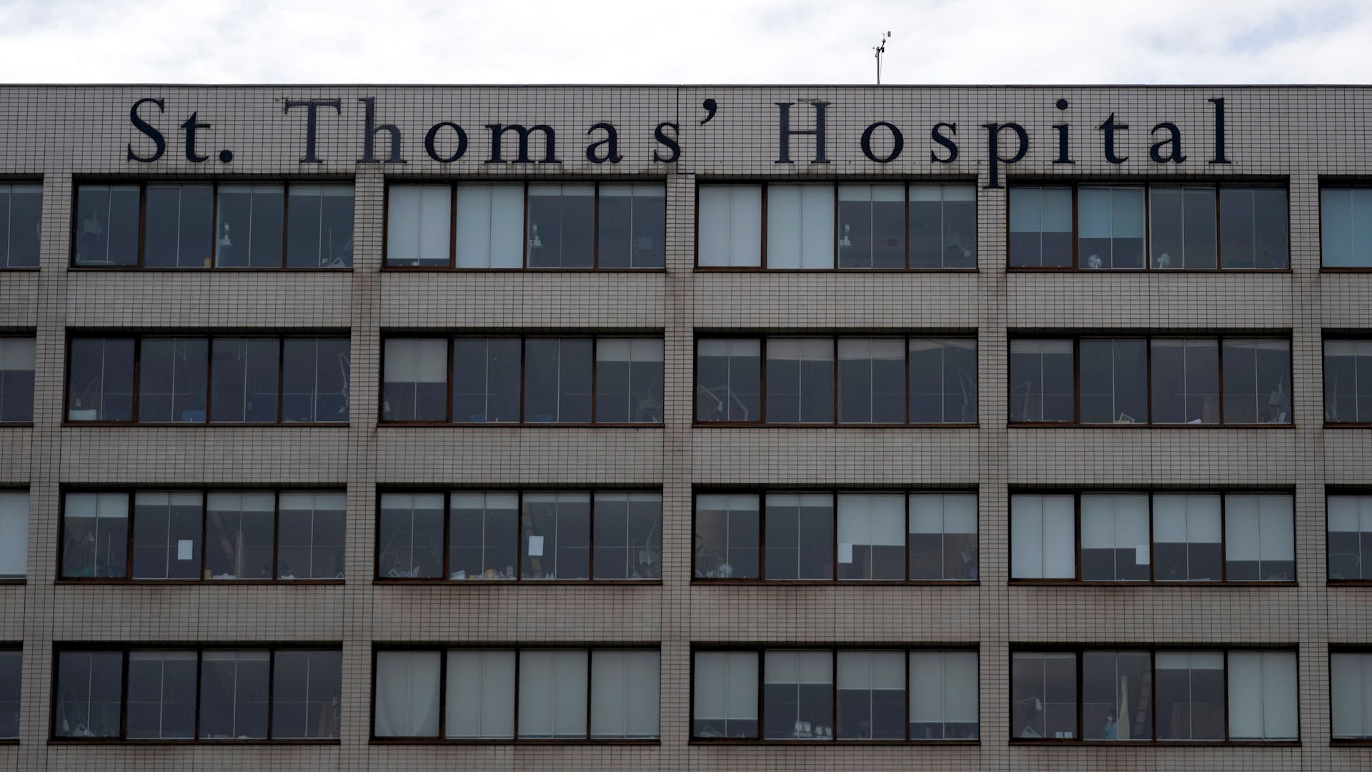 Boris Johnson pasa segunda noche en cuidados intensivos por COVID-19