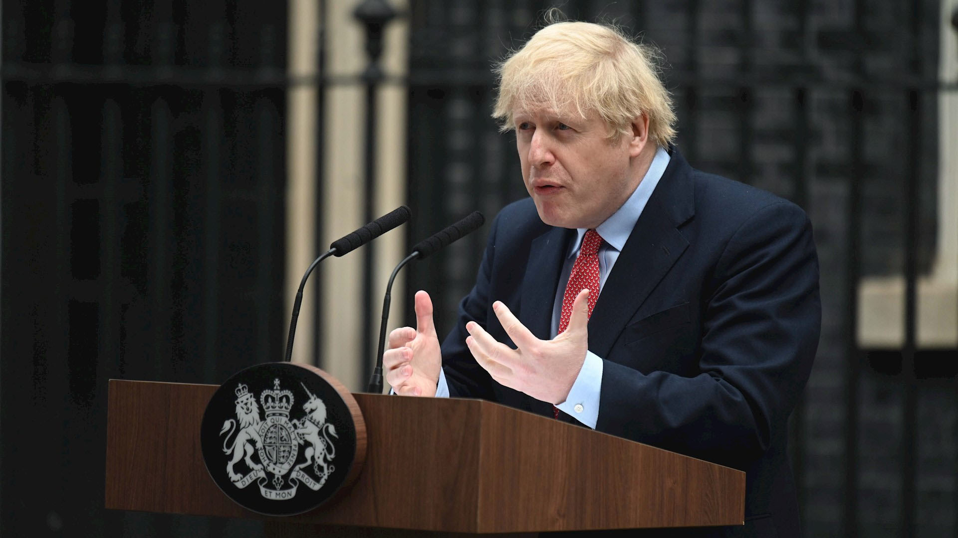 Reaparece Johnson tras recuperarse de COVID-19; pide no suavizar confinamiento