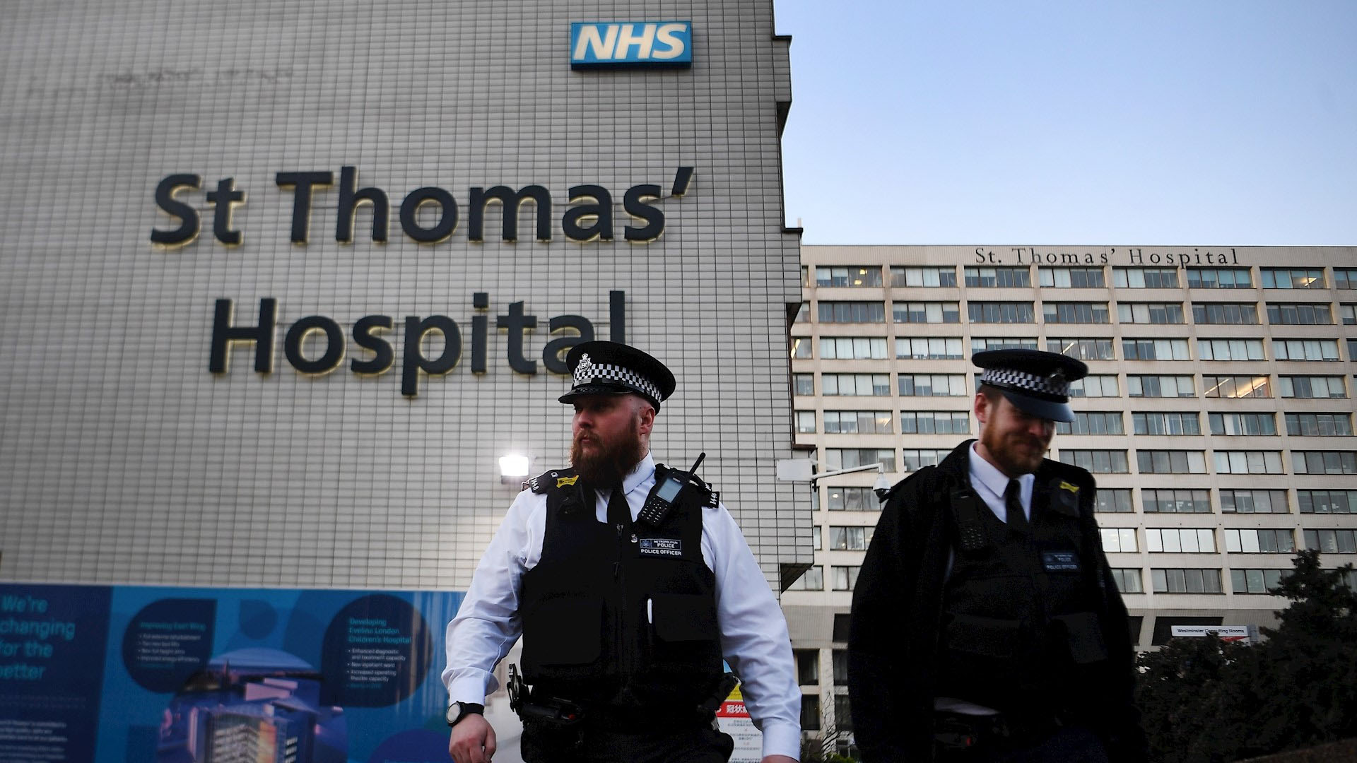 Boris Johnson continúa en cuidados intensivos; delega mando a canciller