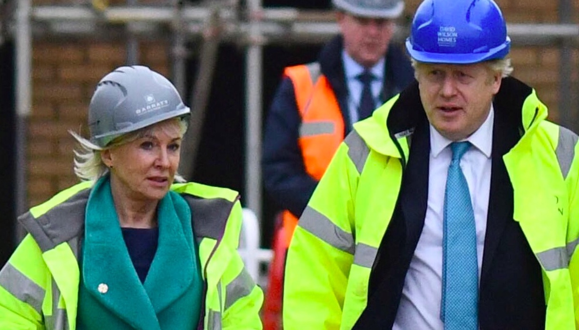 Vacuna terminaría cuarentena en Reino Unido, asegura ministra de Salud