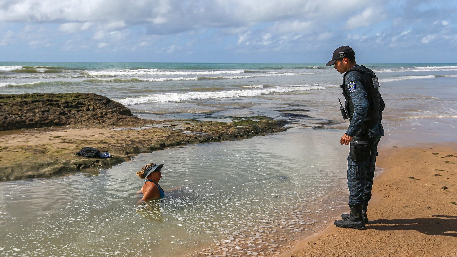 Cierra turística playa en Brasil por pandemia de COVID-19 - brasil-playa-recife-turistas-2