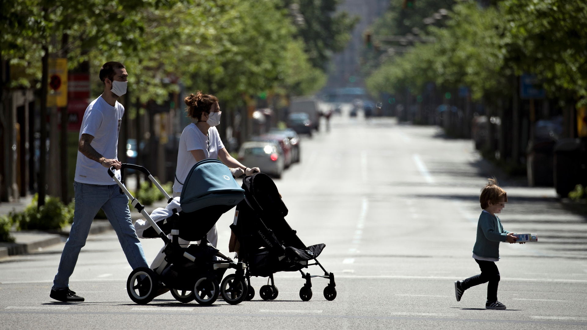 Niños regresan a las calles de España tras 42 días de confinamiento - cada-adulto-puede-pasear-hasta-tres-ninos-en-espana