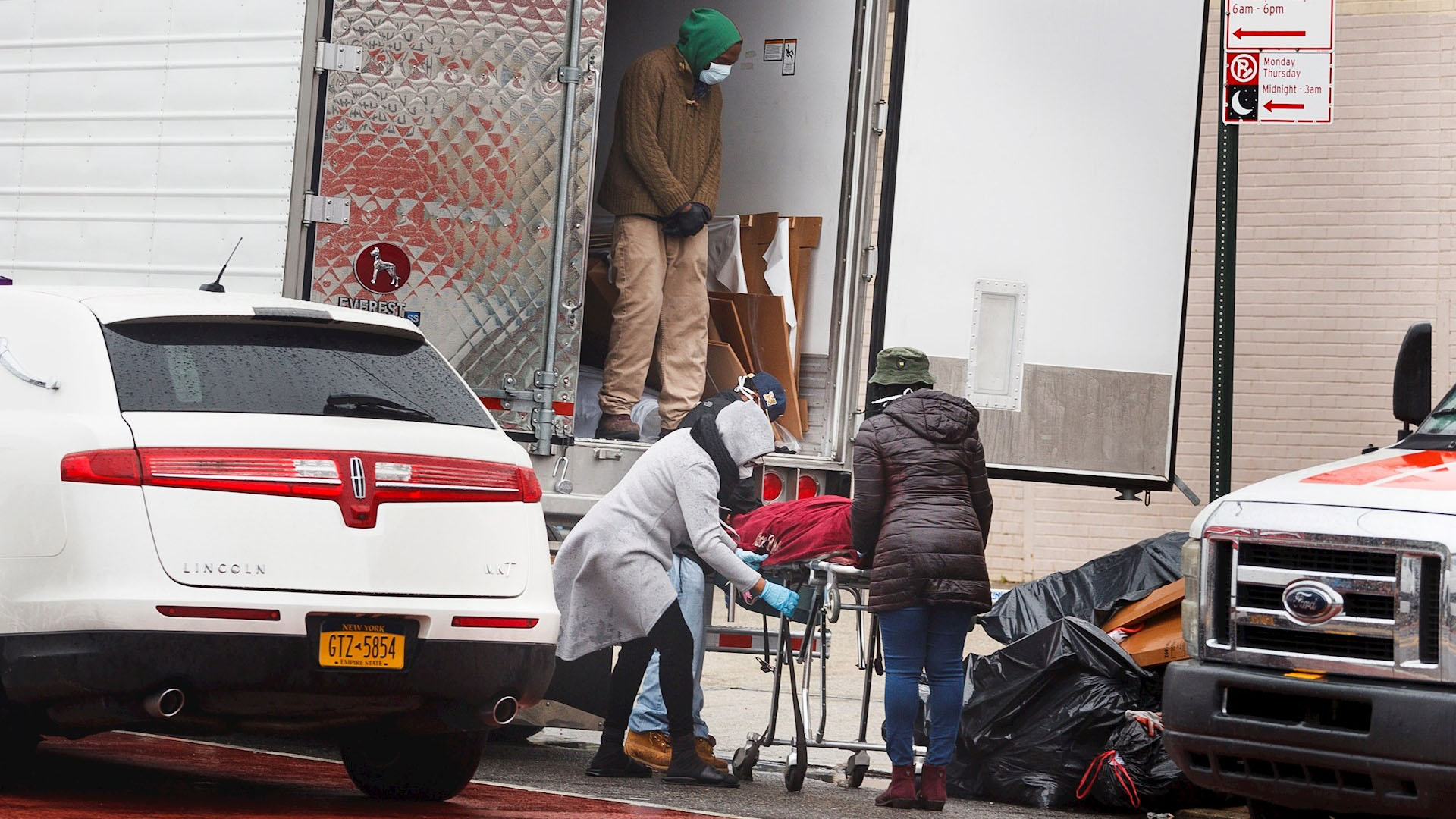 “Cómo dejaron que esto ocurriera”: condena alcalde de Nueva York hallazgo de cadáveres en camiones