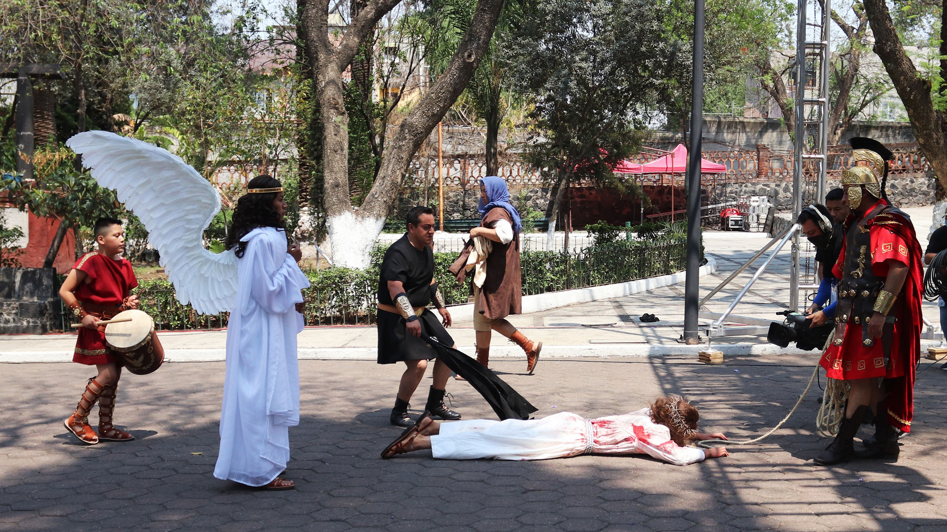 Así se vivió el Viacrucis de Iztapalapa sin feligreses - caida-en-viacrucis-sin-feligreses-en-iztapalapa