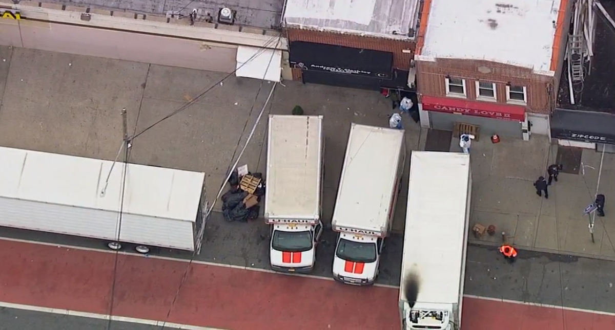 Encuentran en Nueva York cadáveres en descomposición al interior de camiones