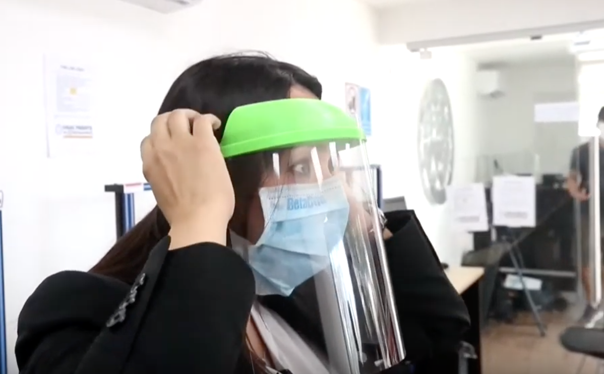 Estudiantes desarrollan caretas de protección con impresoras 3D