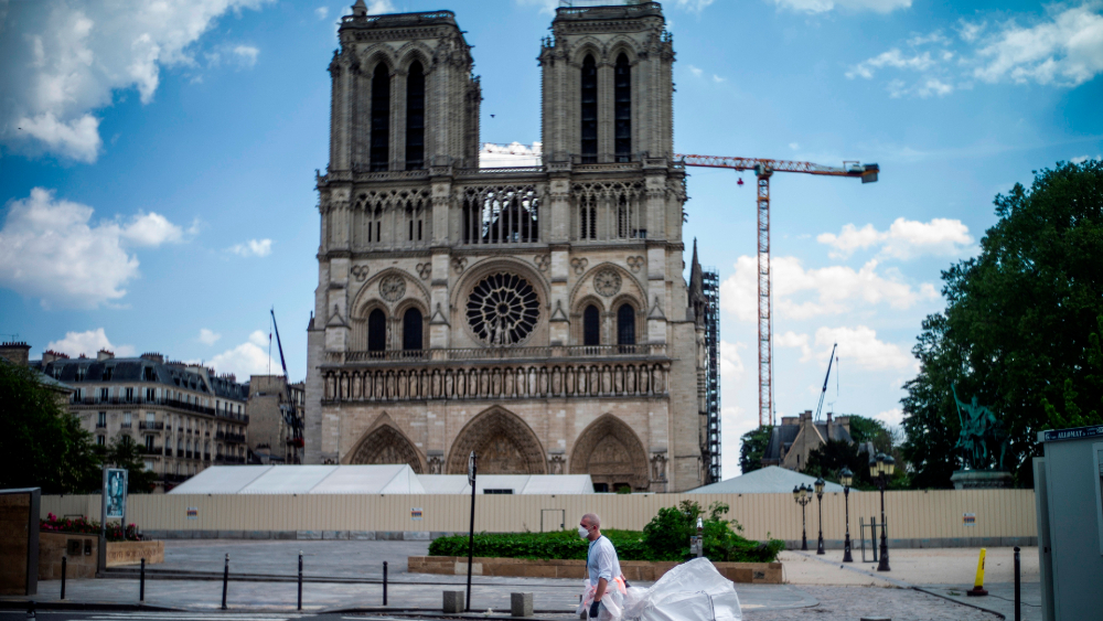 Muere accidentalmente responsable de la reconstrucción de Notre-Dame