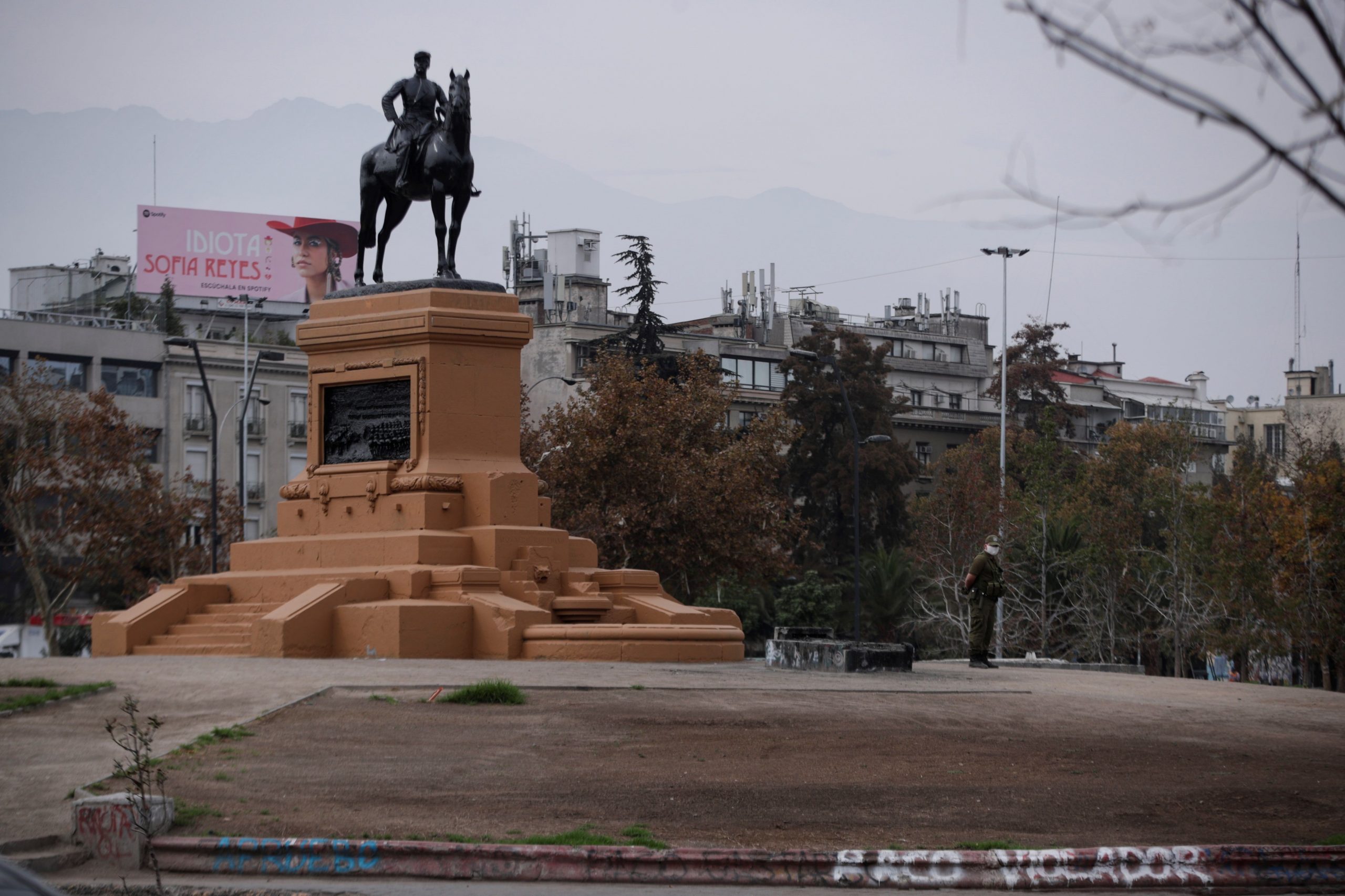Presidente de Chile respalda a ministro de Salud tras críticas por manejo de COVID-19