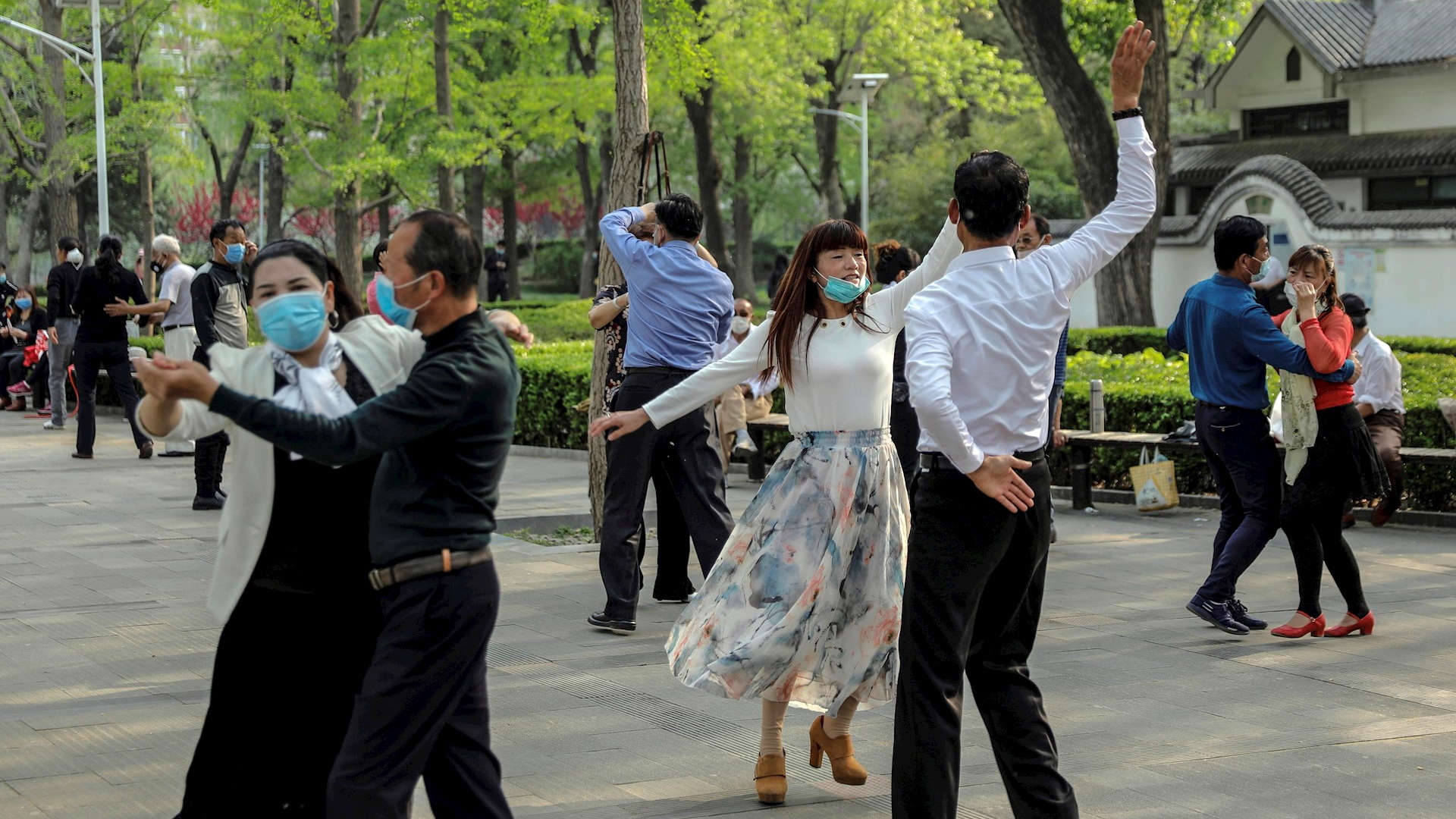 China reduce a la mitad el número de contagios de COVID-19