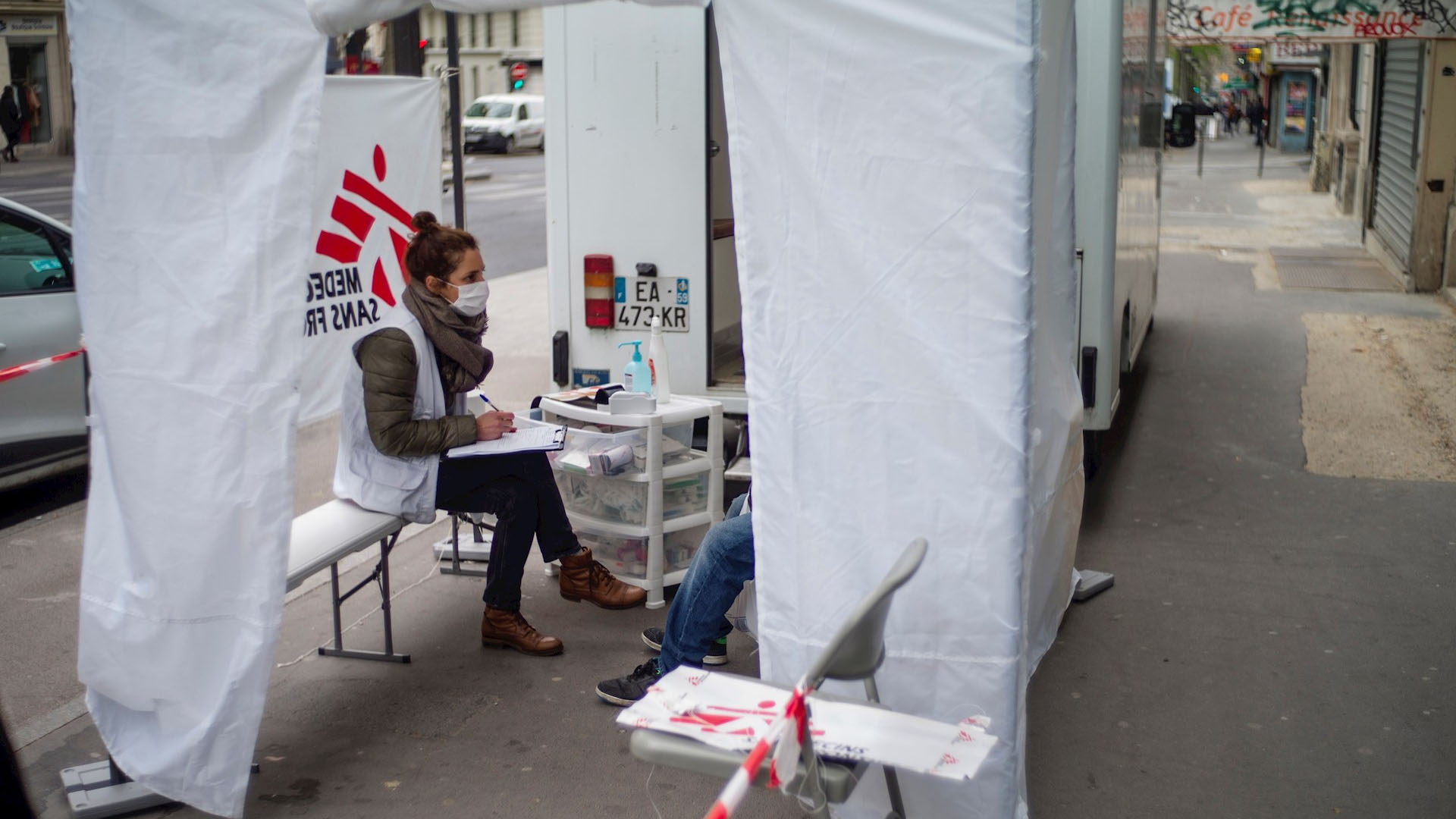 Instalan clínicas móviles para atender a indigentes en París ante COVID-19