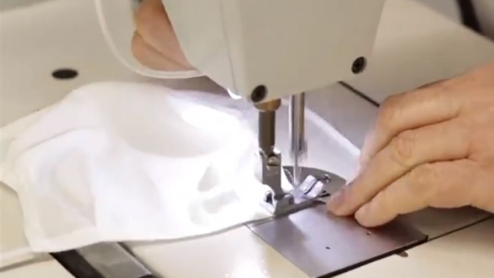 Carolina Herrera confecciona cubrebocas y batas para médicos en España