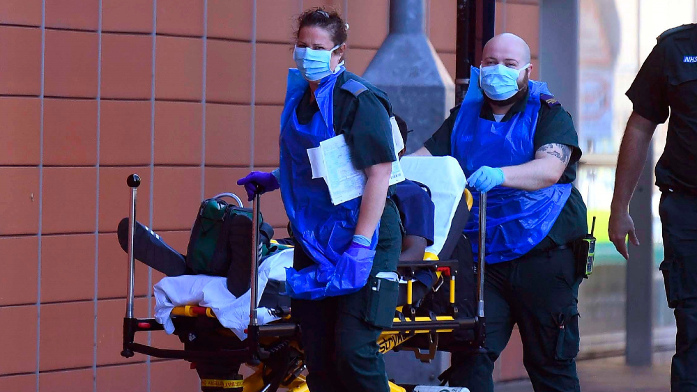 Johnson rechaza exentar a trabajadores sanitarios extranjeros de impuesto a la salud