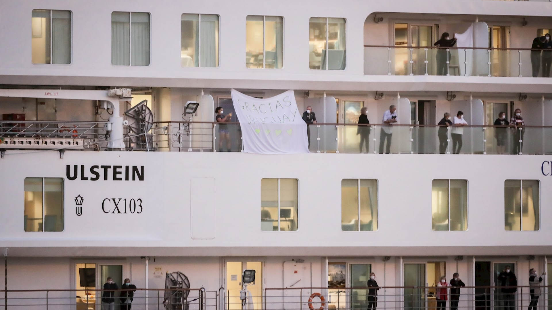 Desembarcan en Uruguay 112 pasajeros de crucero australiano con afectados de COVID-19