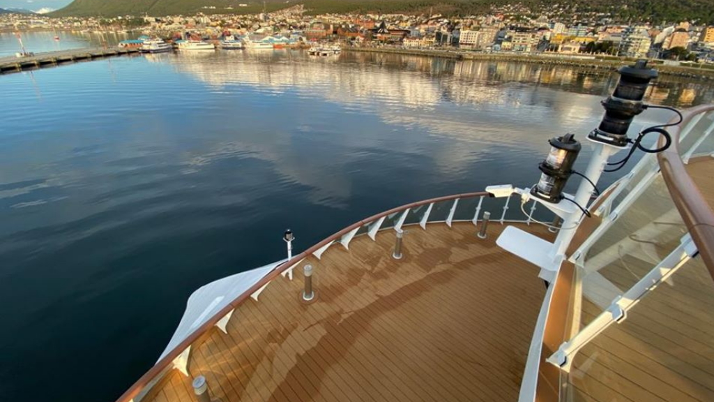 Más de la mitad de personas a bordo de crucero varado en Uruguay están infectadas de COVID-19