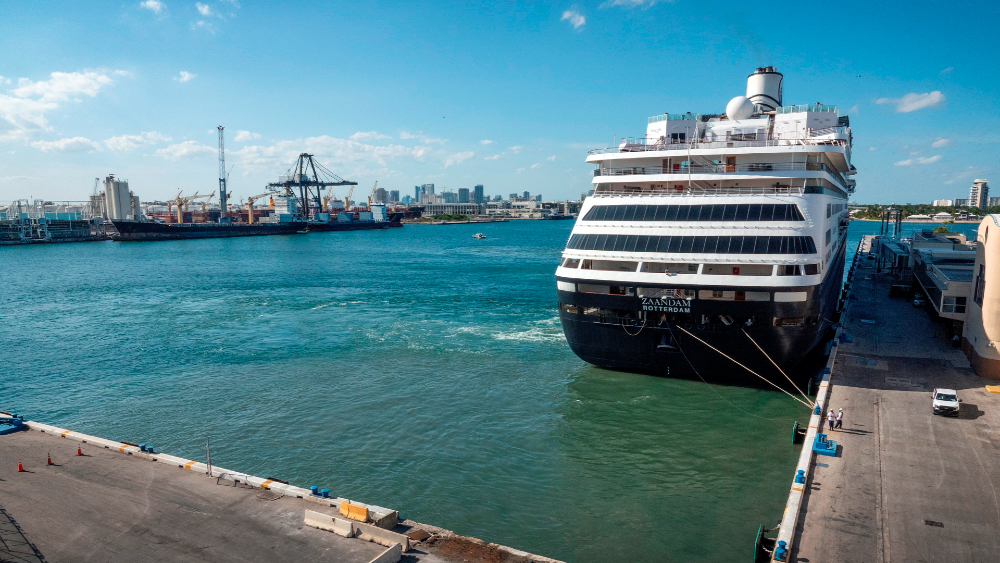 Desembarcan a mexicanos de cruceros con contagiados de Florida