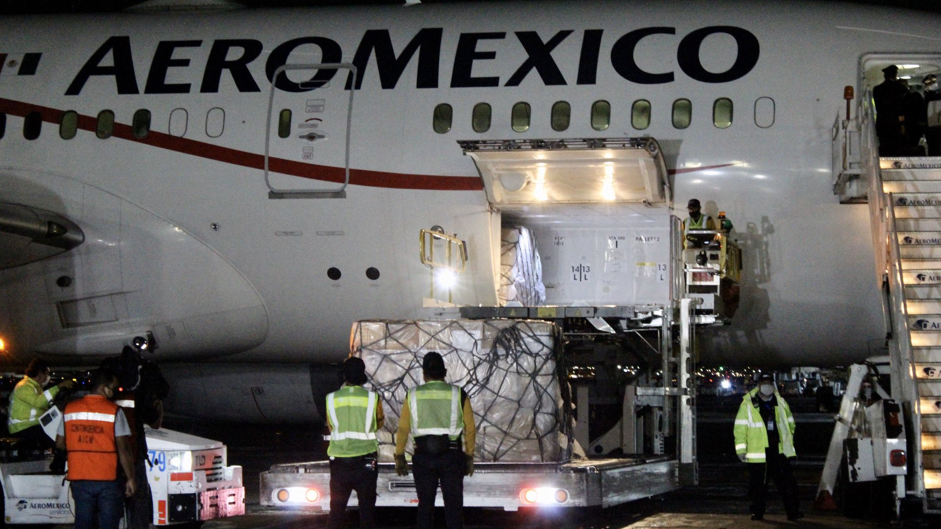 Llega a México séptimo vuelo con insumos médicos contra COVID-19