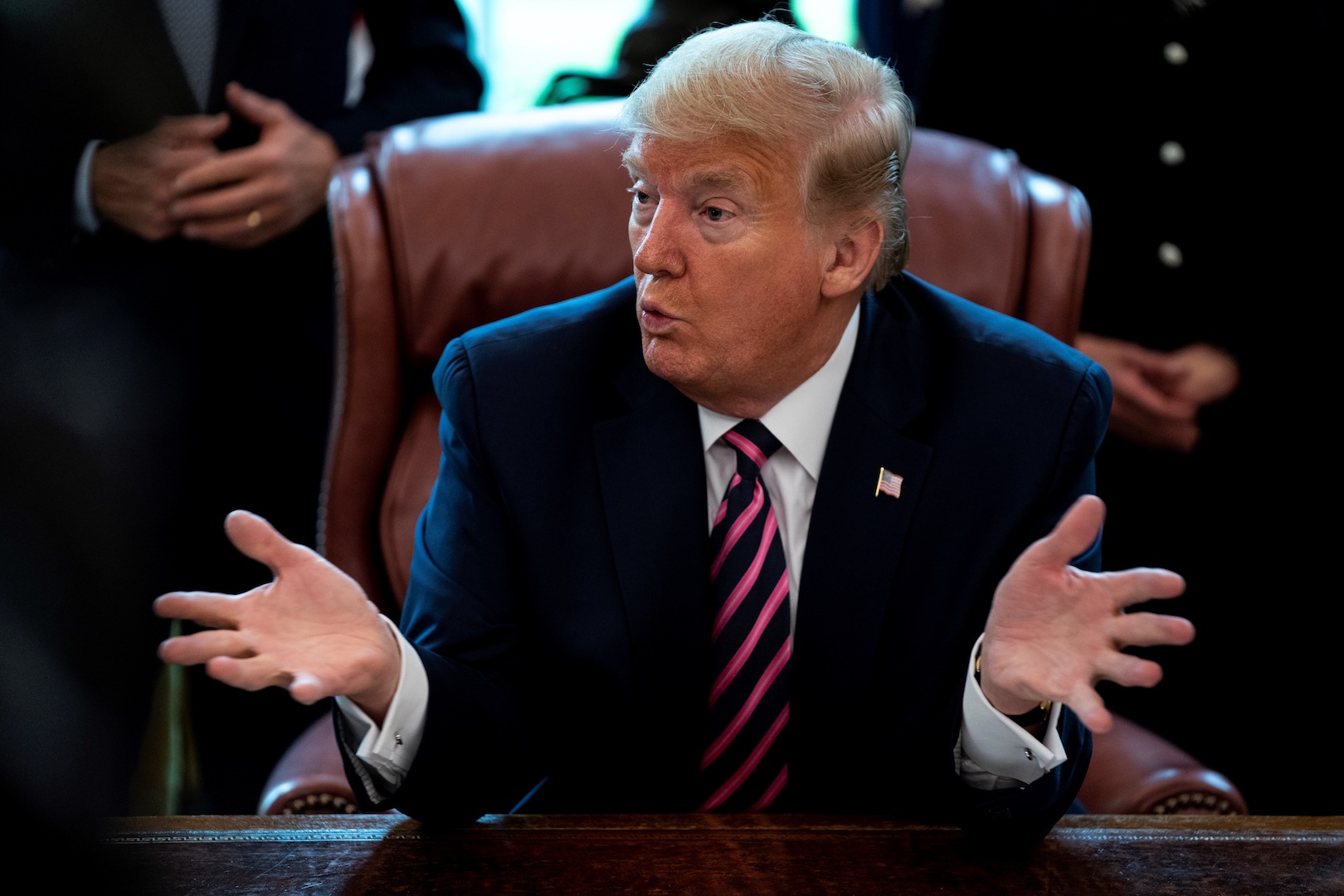 Demandan a Trump por negar apoyos a personas casadas con migrantes