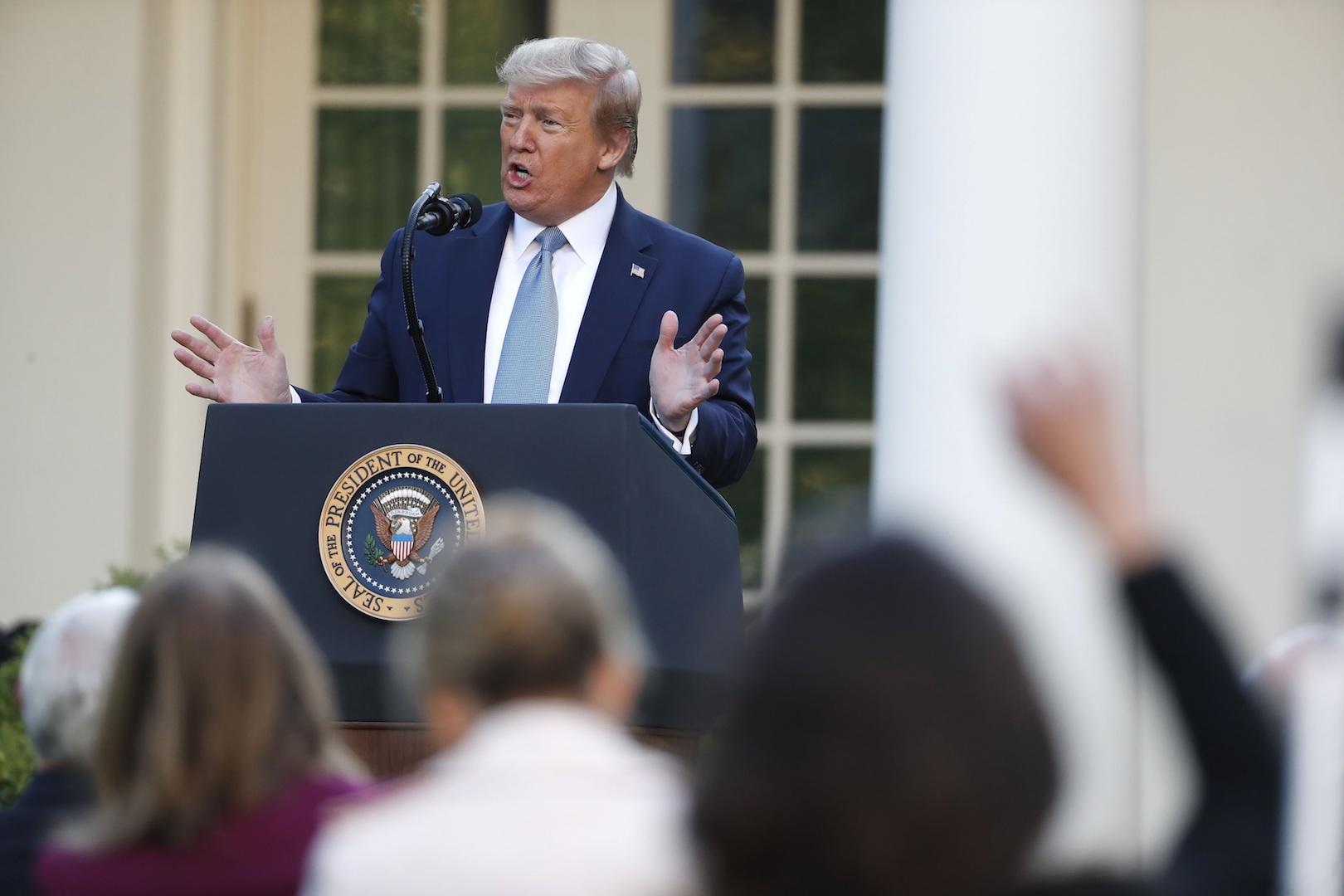 EE.UU. “pasó el pico” de nuevos casos de COVID-19, asegura Trump