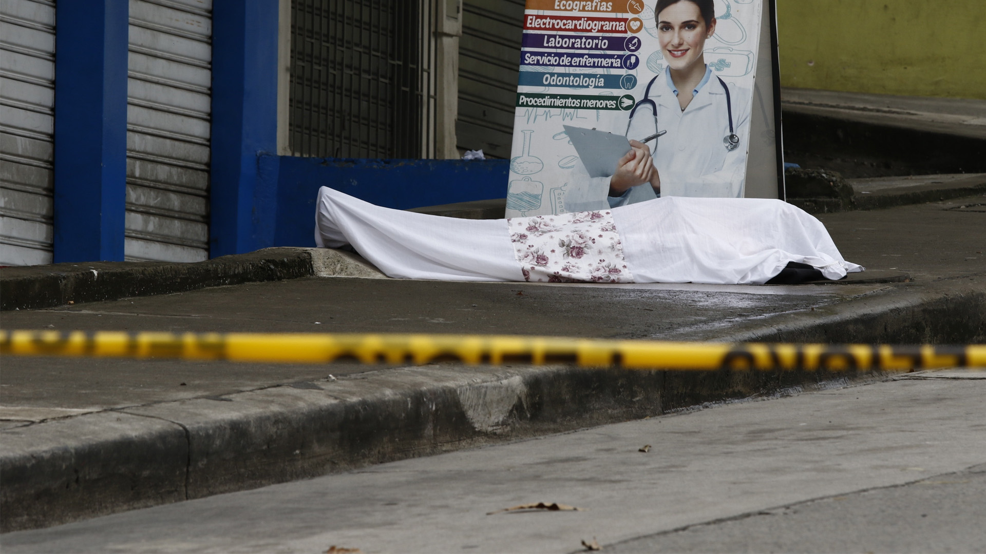 Dejan cadáveres en calles de Ecuador por colapso ante COVID-19