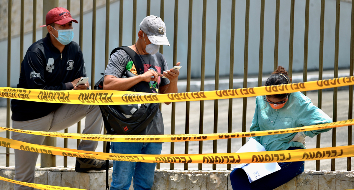 Ecuador extiende restricción de jornada laboral por COVID-19