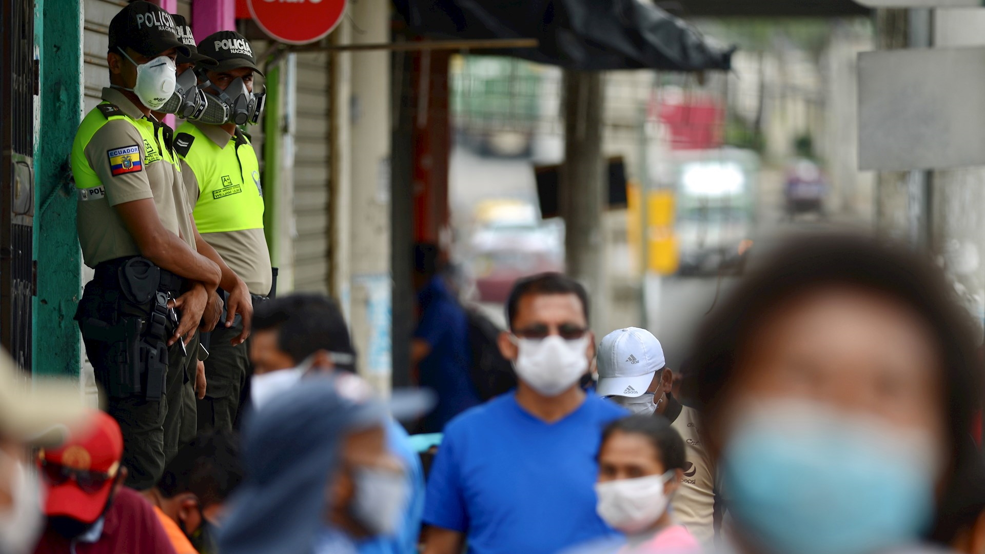 Ecuador castigará a infectados de COVID-19 que violen aislamiento