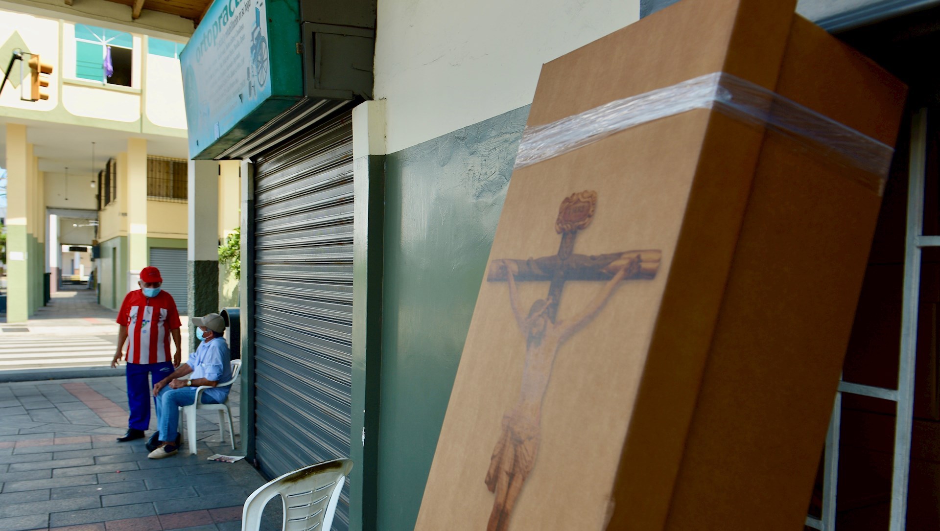 Guayaquil comienza a repartir ataúdes de cartón ante crisis de cadáveres